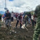 Personel Polsek Bandar bersama TNI dan masyarakat saat bergotong royong memperbaiki badan jalan dan pemasangan gorong-gorong dalam kegiatan gotong royong massal di Desa Blang Jorong, Kecamatan Bandar, Kabupaten Bener Meriah, Jumat (24/7/2026).(Dok:Ist)