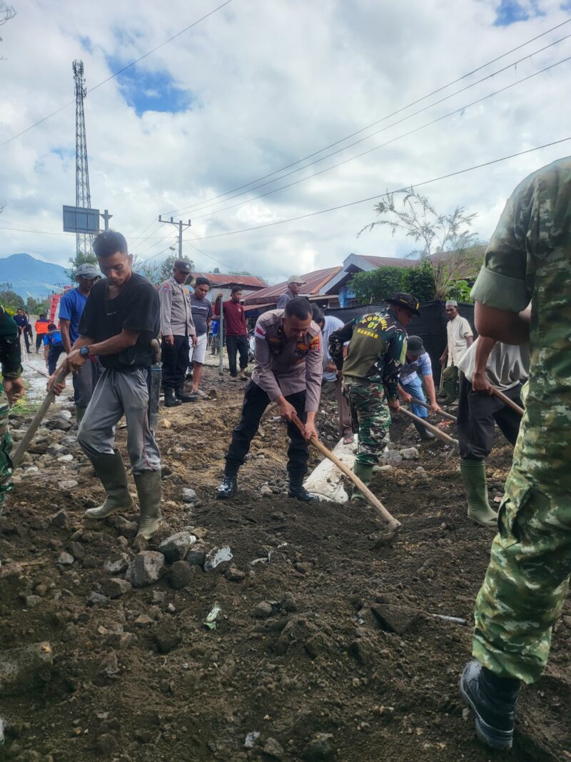Personel Polsek Bandar bersama TNI dan masyarakat saat bergotong royong memperbaiki badan jalan dan pemasangan gorong-gorong dalam kegiatan gotong royong massal di Desa Blang Jorong, Kecamatan Bandar, Kabupaten Bener Meriah, Jumat (24/7/2026).(Dok:Ist)