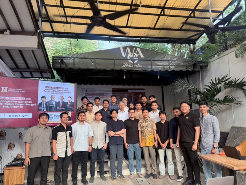 Foto bersama DEM Aceh dalam kegiatan Seminar Nasional Peugah Haba energi. Warung Aceh Garuda, Tebet, Jakarta selatan. Foto:Dok/ Tgk. Adam 