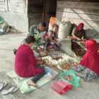 Babinsa Koramil 09/Ketol Sertu Subeno membantu warga binaannya mengupas buah pinang untuk dijual ke pengepul di Desa Kala Ketol, Sabtu (25/7/2026).(Dok:Ist)