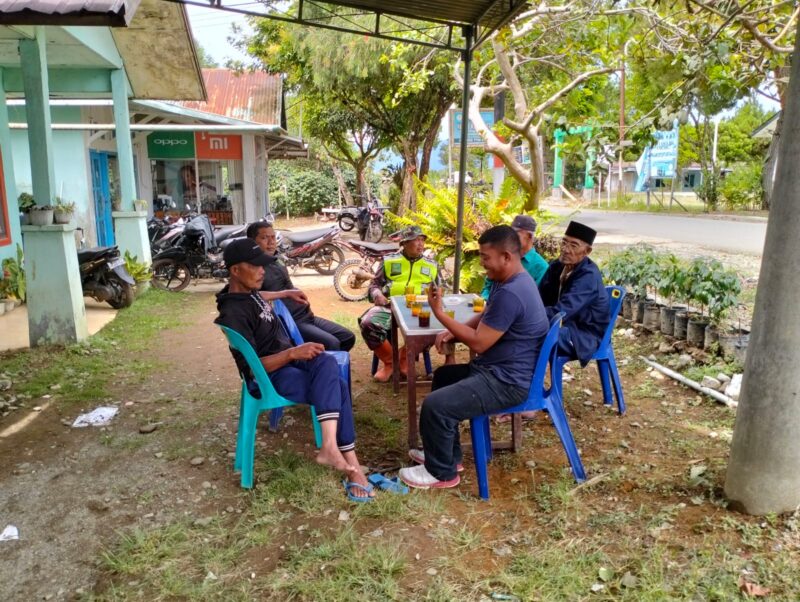 Babinsa Koramil 07/Atu Lintang Kodim 0106/Aceh Tengah, Sertu Moh. Muhni saat melaksanakan kegiatan komunikasi sosial bersama warga, Sabtu (25/7/2026).(Dok:Ist)