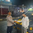 Personel Polsek Bandar melaksanakan patroli malam secara humanis dengan berdialog dan berjabat tangan bersama warga di wilayah Kecamatan Bandar, Kabupaten Bener Meriah, Sabtu malam (26/7/2026).(Dok: Ist)