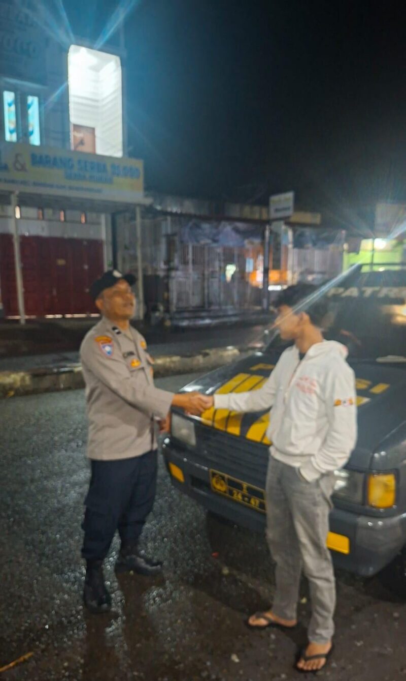 Personel Polsek Bandar melaksanakan patroli malam secara humanis dengan berdialog dan berjabat tangan bersama warga di wilayah Kecamatan Bandar, Kabupaten Bener Meriah, Sabtu malam (26/7/2026).(Dok: Ist)