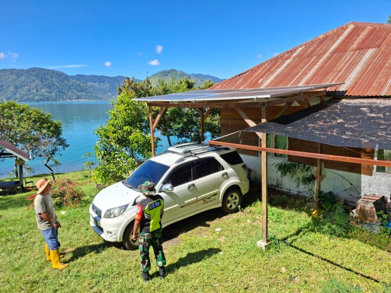 Babinsa Koramil 01/Lut Tawar Kopka Ansara Ginting saat melaksanakan komunikasi sosial (Komsos) bersama warga di Desa Toweren Toa, Kecamatan Lut Tawar, Aceh Tengah, Minggu (26/7/2026).(Dok:Ist)