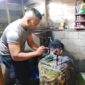 Aipda Candra Sugara, SH saat memangkas rambut pasien penderita gangguan saraf, Minggu (26/7/2026), di wilayah Kecamatan Bandar, Kabupaten Bener Meriah, sebagai bentuk kepedulian dan pelayanan humanis Polsek Bandar kepada masyarakat.(Dok: Rahmat Ramadhan/Acehnow.com)