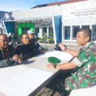 Babinsa Koramil 01/Lut Tawar Sertu Johari saat melaksanakan komunikasi sosial bersama tokoh masyarakat, Senin (27/07/2026).(Dok:Ist)