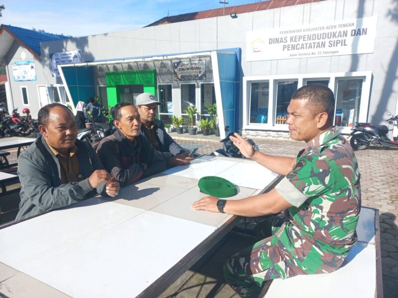 Babinsa Koramil 01/Lut Tawar Sertu Johari saat melaksanakan komunikasi sosial bersama tokoh masyarakat, Senin (27/07/2026).(Dok:Ist)
