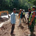 Babinsa Koramil 08/Silih Nara Serda Riswandi saat melaksanakan monitoring kegiatan normalisasi aliran sungai di Desa Burni Bius Baru, Senin (26/07/2026).(Dok:Ist)