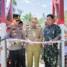Bupati Pidie Jaya Tgk. H. Syibral Malasyi Bersama Dandim 0102/Pidie dan Kapolres Pidie Jaya AKBP Tendri meresmikan Jembatan perintis Garuda, Gampong Blang Dalam, Selasa (28/7/2026).Foto:Dok/Humas Prokopim Pidie Jaya