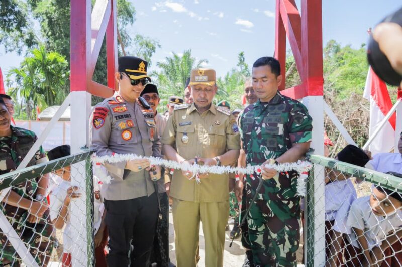 Bupati Pidie Jaya Tgk. H. Syibral Malasyi Bersama Dandim 0102/Pidie dan Kapolres Pidie Jaya AKBP Tendri meresmikan Jembatan perintis Garuda, Gampong Blang Dalam, Selasa (28/7/2026).Foto:Dok/Humas Prokopim Pidie Jaya