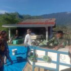 Serda Nasrudin membantu warga menggiling padi,Selasa (28/7/2026).foto.dok:Ist