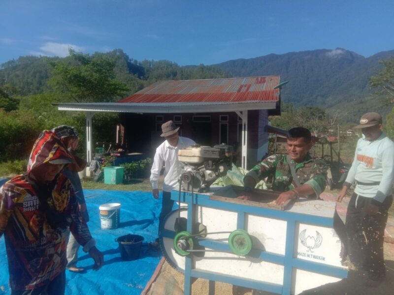 Serda Nasrudin membantu warga menggiling padi,Selasa (28/7/2026).foto.dok:Ist