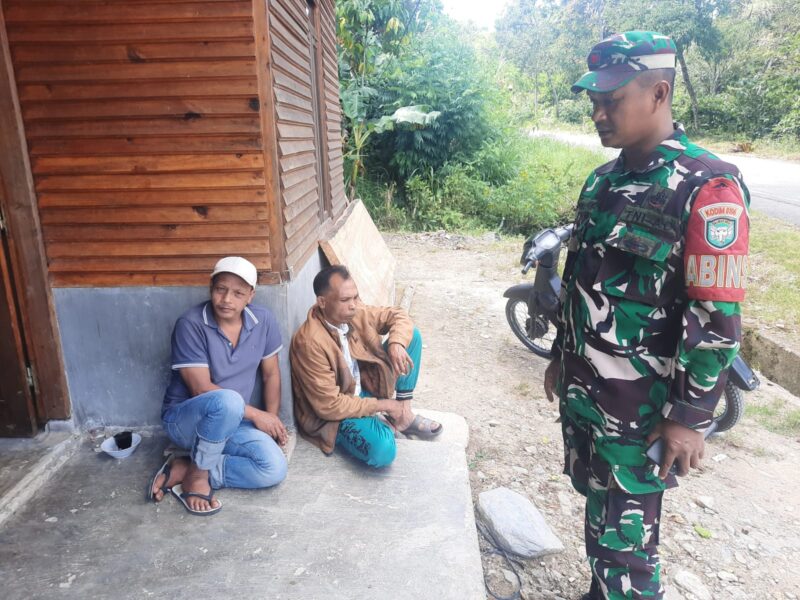 Babinsa Koramil 04/Bintang Koptu Armaya melaksanakan komsos bersama masyarakat, Selasa (28/7/2026).Foto.dok:ist