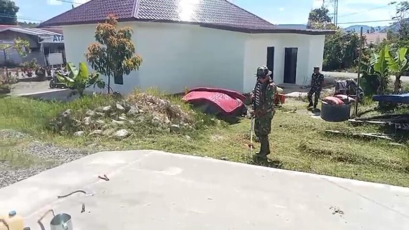 Anggota Koramil 06/Jagong melaksanakan pembersihan pangkalan di Makoramil Jagong, Rabu (29/7/2026), dalam rangka menyambut HUT RI ke-81.Foto.dok: Ist