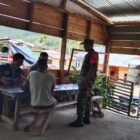 Babinsa Koramil 05/Linge Serda Irman melaksanakan komunikasi sosial (Komsos) bersama warga desa binaan, Rabu (29/7/2026).Foto.Dok:Ist