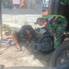 Babinsa Koramil 07/Atu Lintang Kodim 0106/Aceh Tengah, Serda Zikran, saat melaksanakan komunikasi sosial (komsos) bersama warga, Kamis (30/7/2026). Foto.Dok:Ist