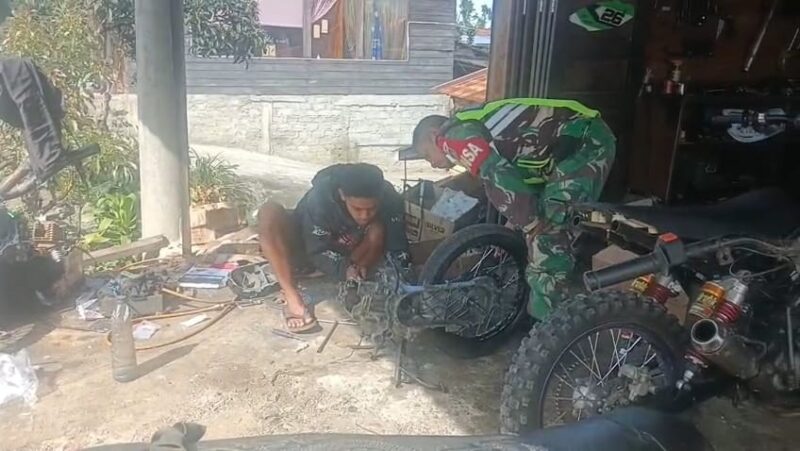 Babinsa Koramil 07/Atu Lintang Kodim 0106/Aceh Tengah, Serda Zikran, saat melaksanakan komunikasi sosial (komsos) bersama warga, Kamis (30/7/2026). Foto.Dok:Ist