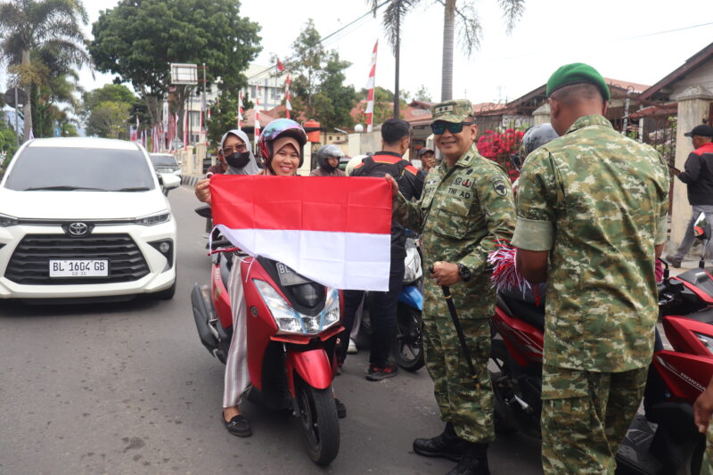 Dandim 0106/Aceh Tengah Letkol Czi Rudy Haryanto  saat membagikan Bendera Merah Putih kepada Jumat (31/7/2026).Foto Dok:Ist