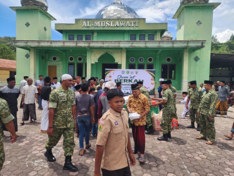 Danramil 02/Bebesen Kapten Inf Supriadi bersama anggota Koramil dan Persit KCK Ranting 03 saat membagikan bantuan kepada jamaah usai Sholat Jum’at,31/7/2026.foto.(Dok:Ist)