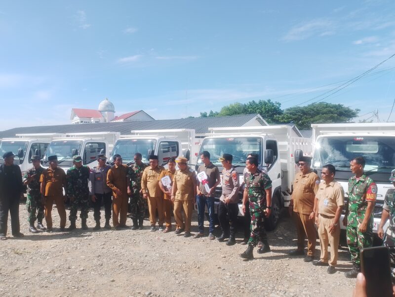 Jajaran Forkopimda Pidie Jaya foto bersama dengan latar 7 Unit Armada Kopdes bantuan Presiden Prabowo, Halaman gedung MTQ, Komplek perkantoran Cot trieng, Meureudu, 28/7/2026. foto:Dok/Muhammad Rissan 