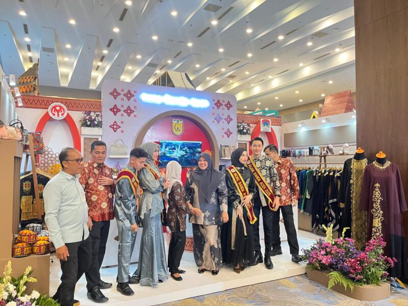 Pengunjung mengunjungi stand Pemerintah Kota Banda Aceh pada Indonesia City Expo 2026 di Medan. Foto: Dok. Diskominfo Kota Banda Aceh