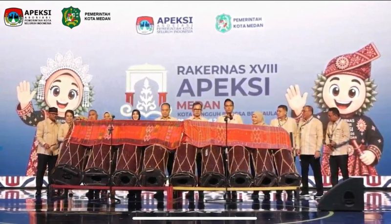 Wali Kota Banda Aceh, Illiza Sa'aduddin Djamal, bersama Wakil Menteri Dalam Negeri RI, Ketua APEKSI, dan sejumlah kepala daerah melakukan pemukulan Gordang Sambilan sebagai simbol pembukaan Rakernas XVIII APEKSI di Grand City Hall Medan, Rabu (1/7/2026). Foto: Dok. Prokopim Kota Banda Aceh