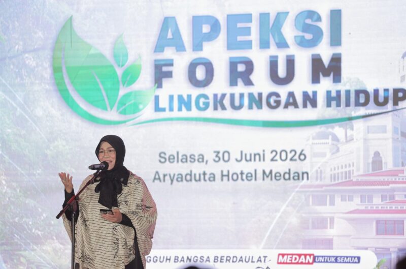 Wali Kota Banda Aceh, Illiza Sa’aduddin Djamal, menyampaikan sambutan pada Forum Lingkungan Hidup Rakernas XVIII APEKSI 2026 di Medan, Selasa (30/6/2026). Foto: Dok. Prokopim Kota Banda Aceh