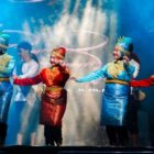 Penari Sanggar Citka Geunta membawakan Tari Meusare-sare pada Pesta Kuliner UMKM dan Pentas Seni Rakernas XVIII APEKSI 2026 di Lapangan Benteng, Medan, Rabu (1/7/2026). Foto: Dok. Diskominfo Kota Banda Aceh