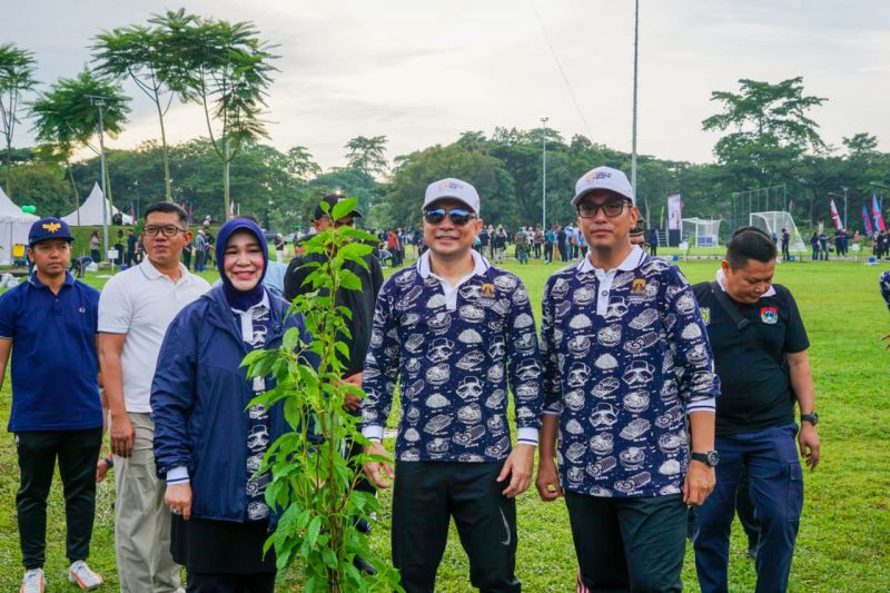 Wali Kota Banda Aceh, Illiza Sa'aduddin Djamal, mengikuti aksi penanaman Pohon Kenanga bersama para kepala daerah pada rangkaian Rakernas XVIII APEKSI 2026 di Taman Cadika, Medan, Kamis (2/7/2026). Foto: Dok. Diskominfo Kota Banda Aceh