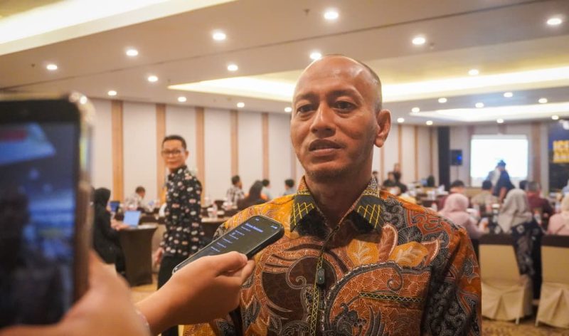 Kepala Dinas Penanaman Modal dan Pelayanan Terpadu Satu Pintu (DPMPTSP) Kota Banda Aceh, M. Ichsan, memberikan keterangan kepada awak media usai mengikuti Forum Bisnis dan Investasi dalam rangka Rakernas XVIII APEKSI 2026 di Hotel Santika Premiere Dyandra, Medan, Kamis (2/7/2026). Foto: Dok. Diskominfo Kota Banda Aceh