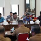 Ketua dan anggota Satgas Pengawasan Penanggulangan Bencana Hidrometeorologi Aceh DPRA memimpin rapat koordinasi bersama sejumlah SKPA di Gedung DPRA, Banda Aceh, Selasa (30/6/2026). Foto: Dok. DPRA
