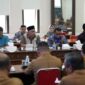 Ketua dan anggota Satgas Pengawasan Penanggulangan Bencana Hidrometeorologi Aceh DPRA memimpin rapat koordinasi bersama sejumlah SKPA di Gedung DPRA, Banda Aceh, Selasa (30/6/2026). Foto: Dok. DPRA