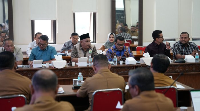 Ketua dan anggota Satgas Pengawasan Penanggulangan Bencana Hidrometeorologi Aceh DPRA memimpin rapat koordinasi bersama sejumlah SKPA di Gedung DPRA, Banda Aceh, Selasa (30/6/2026). Foto: Dok. DPRA