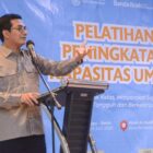 Ketua DPRK Banda Aceh, Irwansyah ST, menyampaikan arahan saat menghadiri Pelatihan Peningkatan Kapasitas UMKM Kota Banda Aceh di Hotel Al-Hanifi, Senin (29/6/2026). Foto: Dok. DPRK Banda Aceh
