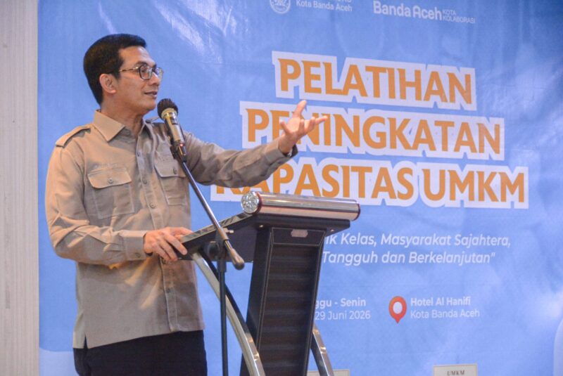 Ketua DPRK Banda Aceh, Irwansyah ST, menyampaikan arahan saat menghadiri Pelatihan Peningkatan Kapasitas UMKM Kota Banda Aceh di Hotel Al-Hanifi, Senin (29/6/2026). Foto: Dok. DPRK Banda Aceh