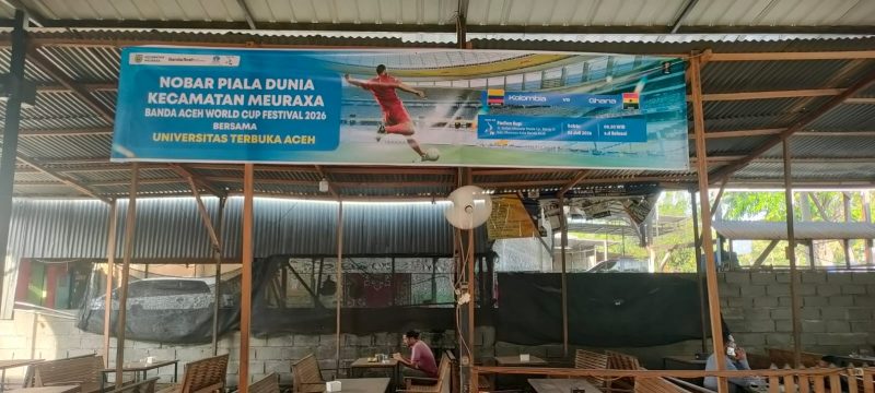Pemerintah Kecamatan Meuraxa menggelar nonton bareng pertandingan Piala Dunia FIFA 2026 di Fadlon Kupi, Gampong Blang Oi, dengan dukungan Universitas Terbuka Aceh dan PT Bank Aceh Syariah serta menyediakan berbagai door prize bagi penonton, Jumat (3/7/2026). Foto: Dok. Diskominfo Kota Banda Aceh 