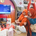 Pengunjung berkunjung ke Stand Dekranasda Kota Banda Aceh pada Indonesia City Expo APEKSI XVIII di Medan, Jumat (3/7/2026). Foto: Dok. Diskominfo Kota Banda Aceh