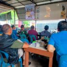 Masyarakat bersama unsur Forkopimcam dan aparatur gampong mengikuti nonton bareng FIFA World Cup 2026 di Warkop Fadhlun Kupi, Gampong Blang Oi, Kecamatan Meuraxa, Sabtu (4/7/2026). Foto: Dok. Diskominfo Kota Banda Aceh