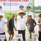 Sekda Aceh, M. Nasir, S.iP, MPA, didampingi Asisten Perekonomian dan Pembangunan Sekda Aceh, Ir. T. Robby Irza, S.SiT, MT, beserta Bupati Aceh Tamiang, Irjen. Pol. (P) Drs. Armia Pahmi, MH, dan jajaran Forkopimda Aceh Tamiang, saat melakukan Tanam Perdana Padi bersama dalam rangka Rehabilitasi Lahan Sawah Pascabencana Hidrometeorologi di Desa Bukit Panjang Kec. Karang Baru, Kab. Aceh Tamiang, Minggu, (5/7/2026). Foto: Dok. Biro Adpim Setda Aceh