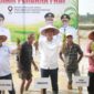 Sekda Aceh, M. Nasir, S.iP, MPA, didampingi Asisten Perekonomian dan Pembangunan Sekda Aceh, Ir. T. Robby Irza, S.SiT, MT, beserta Bupati Aceh Tamiang, Irjen. Pol. (P) Drs. Armia Pahmi, MH, dan jajaran Forkopimda Aceh Tamiang, saat melakukan Tanam Perdana Padi bersama dalam rangka Rehabilitasi Lahan Sawah Pascabencana Hidrometeorologi di Desa Bukit Panjang Kec. Karang Baru, Kab. Aceh Tamiang, Minggu, (5/7/2026). Foto: Dok. Biro Adpim Setda Aceh