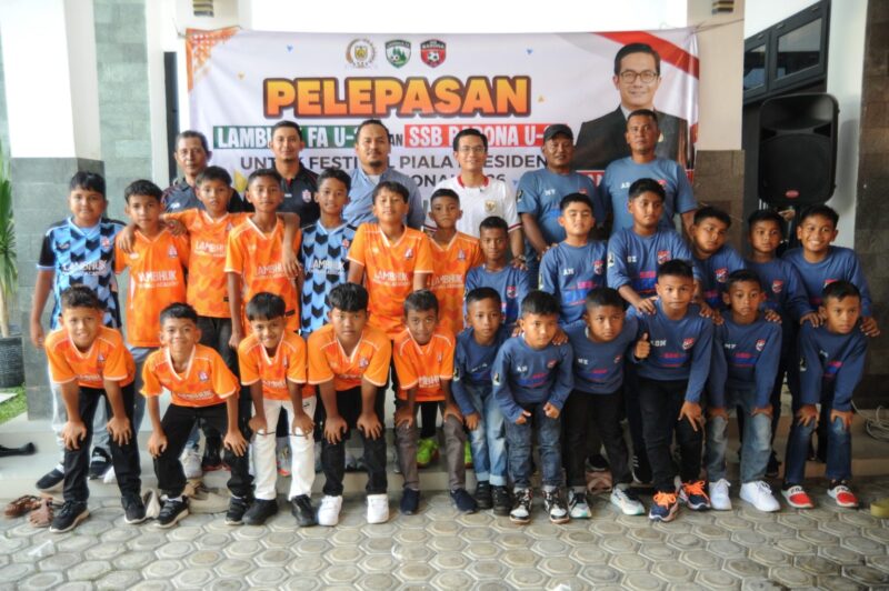 Ketua DPRK Banda Aceh, Irwansyah ST, melepas keberangkatan tim SSB Barona dan Lambuk Football Academy yang akan berlaga pada Festival Piala Presiden 2026 di Yogyakarta. Pelepasan berlangsung di Rumah Dinas Ketua DPRK Banda Aceh, Sabtu (4/7/2026). Foto: Dok. DPRK Banda Aceh