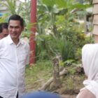 Sekda Aceh, M. Nasir, S.iP, MPA, selaku Ketua Keluarga Alumni Universitas Gadjah Mada (Kagama) Aceh, saat mendampingi Wamenkomdigi RI, yang juga menjabat sebagai Sekjen Kagama Pusat, Nezar Patria, S.Fil, M.Sc, MBA, dan Rektor Universitas Gadjah Mada (UGM) Prof. dr. Ova Emilia, M.Med.Ed., Sp.OG(K)., Ph.D, meninjau Huntara Bantuan Relawan KAGAMA di Desa Sekumur, Kec. Sekerak, Kab. Aceh Tamiang, Minggu, (5/7/2026). Foto: Dok. Biro Adpim Setda Aceh