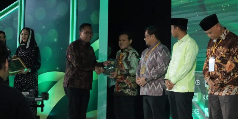 Wakil Gubernur Aceh Fadhlullah menerima trofi Juara Utama Kategori Inklusi Keuangan Syariah pada ajang Anugerah Adinata Syariah 2026 di Auditorium Bank Mega, Jakarta Selatan, Senin (6/7/2026). Foto: Dok. Biro Adpim Setda Aceh