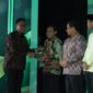 Wakil Gubernur Aceh Fadhlullah menerima trofi Juara Utama Kategori Inklusi Keuangan Syariah pada ajang Anugerah Adinata Syariah 2026 di Auditorium Bank Mega, Jakarta Selatan, Senin (6/7/2026). Foto: Dok. Biro Adpim Setda Aceh