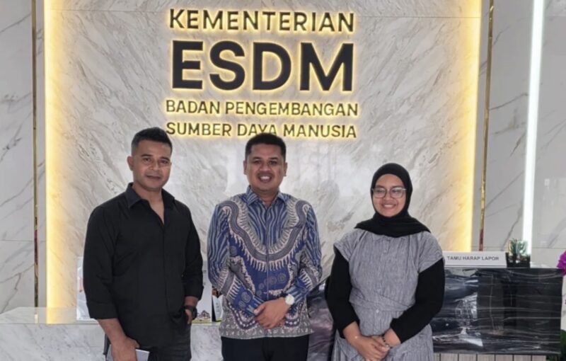 Wakil Ketua DPRK Banda Aceh Daniel Abdul Wahab bersama Ketua Fraksi NasDem Abdul Rafur dan Anggota Dewan Energi Nasional (DEN) Dr. Ir. Sripeni Inten Cahyani usai pertemuan membahas penguatan ketahanan sistem kelistrikan Banda Aceh di Jakarta, Kamis (9/7/2026). Foto: Dok. Istimewa