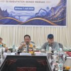 Wakil Gubernur Aceh, H. Fadhlullah, saat mendampingi Menteri Dalam Negeri RI Muhammad Tito Karnavian, menggelar Rapat Koordinasi Percepatan Rehabilitasi dan Rekonstruksi Pemulihan Bencana Hidrometiorologi bersama Bupati Bener Meriah Ir. H. Tagore Abubakar, beserta jajaran Forkopimda dan Tokoh Masyarakat Bener Meriah, di Aula Pendopo Bupati Bener Meriah, Selasa (7/7/2026). Foto: Dok. Biro Adpim Setda Aceh