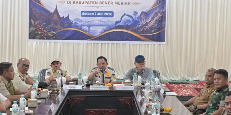 Wakil Gubernur Aceh, H. Fadhlullah, saat mendampingi Menteri Dalam Negeri RI Muhammad Tito Karnavian, menggelar Rapat Koordinasi Percepatan Rehabilitasi dan Rekonstruksi Pemulihan Bencana Hidrometiorologi bersama Bupati Bener Meriah Ir. H. Tagore Abubakar, beserta jajaran Forkopimda dan Tokoh Masyarakat Bener Meriah, di Aula Pendopo Bupati Bener Meriah, Selasa (7/7/2026). Foto: Dok. Biro Adpim Setda Aceh