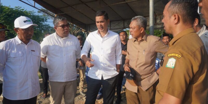 Sekda Aceh, M. Nasir, S.IP., MPA, didampingi Asisten Perekonomian dan Pembangunan Sekda Aceh, Ir. T. Robby Irza, S.SiT, MT, saat meninjau langsung pelaksanaan rehabilitasi lahan sawah sebagai upaya percepatan pemulihan sektor pertanian pascabencana hidrometeorologi, di Gampong Matang Seupeng, Kecamatan Simpang Ulim, Kabupaten Aceh Timur, Senin (6/7/2026). Foto: Dok. Biro Adpim Setda Aceh