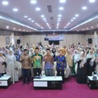 Ketua Komisi IV DPRK Banda Aceh Farid Nyak Umar, ST, bersama ibu-ibu Majelis Taklim Kecamatan Kuta Alam usai kegiatan Reses II Tahun 2026 yang membahas penguatan keluarga Qur’ani dan pembinaan Al-Qur’an, Kamis (2/7/2026). Foto: Dok. DPRK Banda Aceh