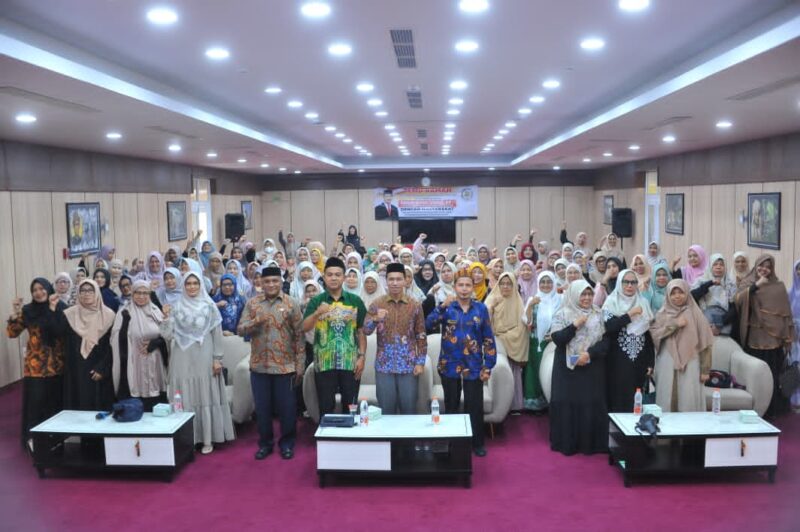 Ketua Komisi IV DPRK Banda Aceh Farid Nyak Umar, ST, bersama ibu-ibu Majelis Taklim Kecamatan Kuta Alam usai kegiatan Reses II Tahun 2026 yang membahas penguatan keluarga Qur’ani dan pembinaan Al-Qur’an, Kamis (2/7/2026). Foto: Dok. DPRK Banda Aceh